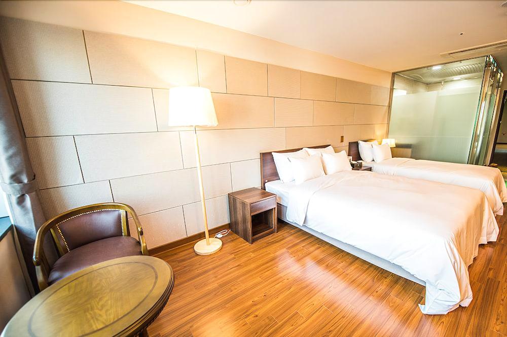 JS Hotel Guestroom