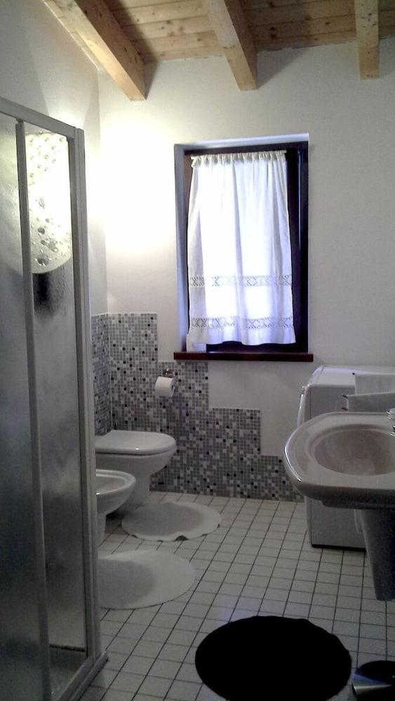Agriturismo Roncadizza Lumaghera Bathroom