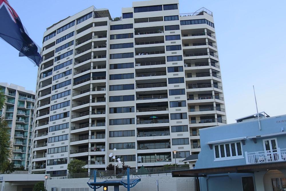 Cairns Aquarius Exterior detail