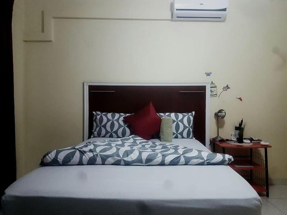 P Wake Guesthouse Room
