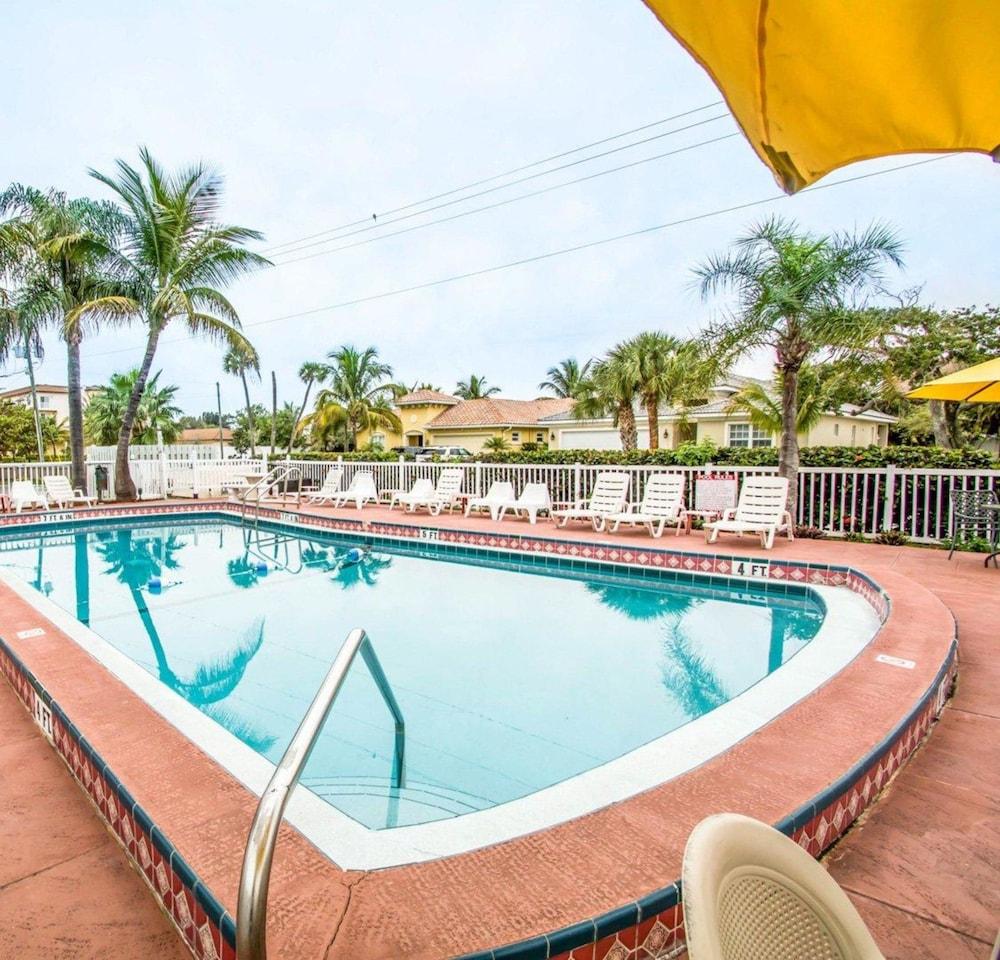 Econo Lodge Cocoa Beach - near the Port Waterslide