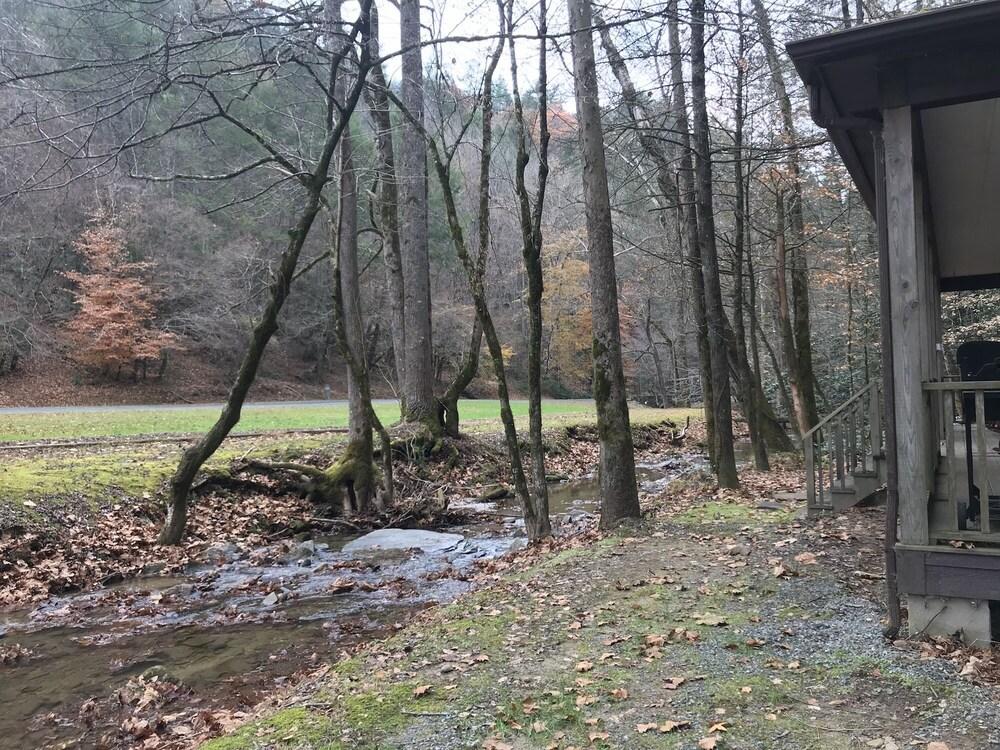 Mulberry Creek - Cozy Creekside Mountain Cabin - Wifi by Redawning Property Grounds