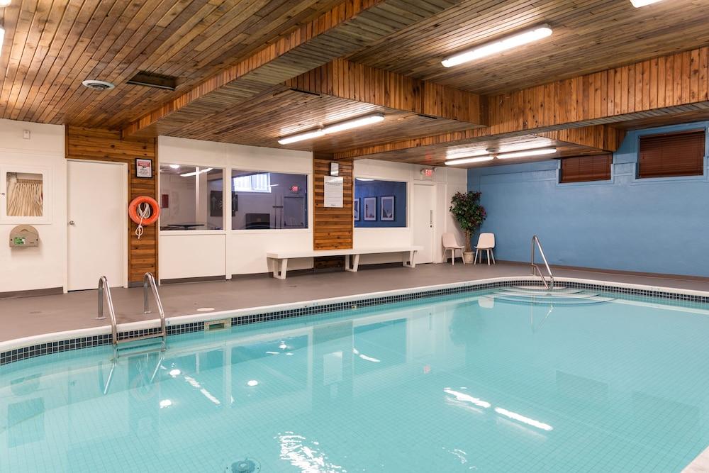 Red Tree Lodge Indoor Pool