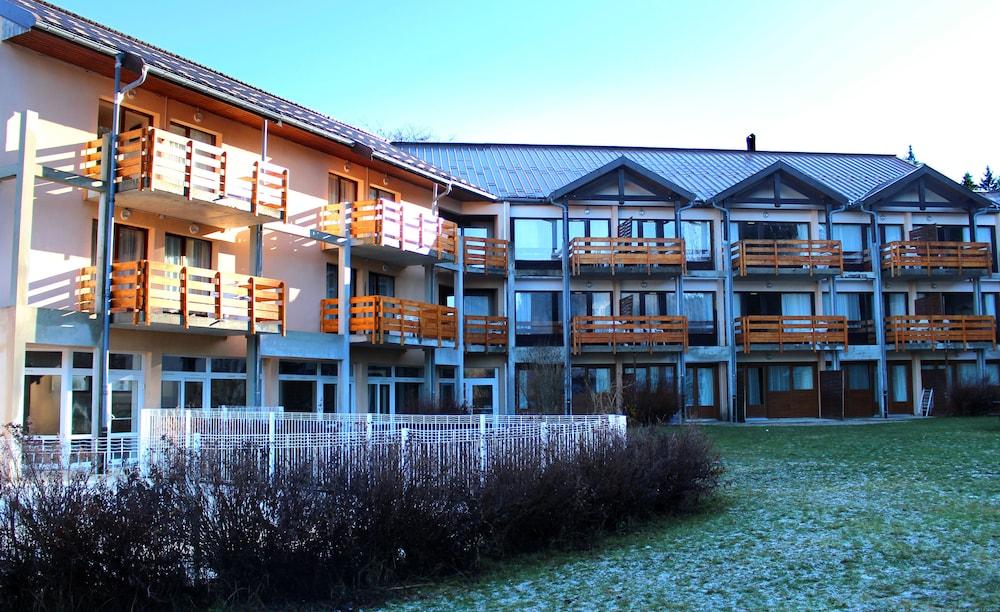 ف جورا ليس روزيس، بريمانون داخلي