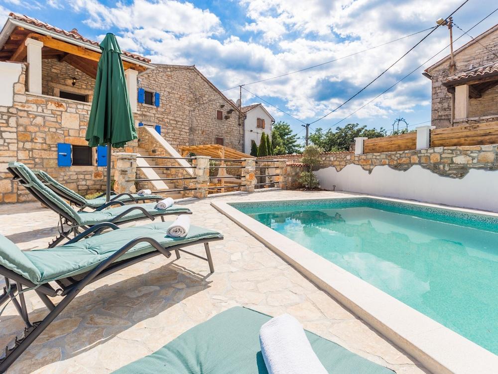 Modern Holiday Home in Baderna With Pool