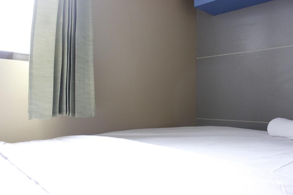 Minimalist 3BR Gateway Cicadas Ahmad Yani Apartment Room
