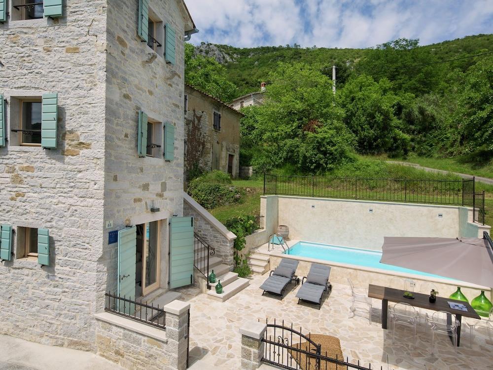 فيلا ويذ برايفت بول، تيراس، باربيكو، فيوز، إن بيكتر سكوي فيليدج الصورة الأساسية