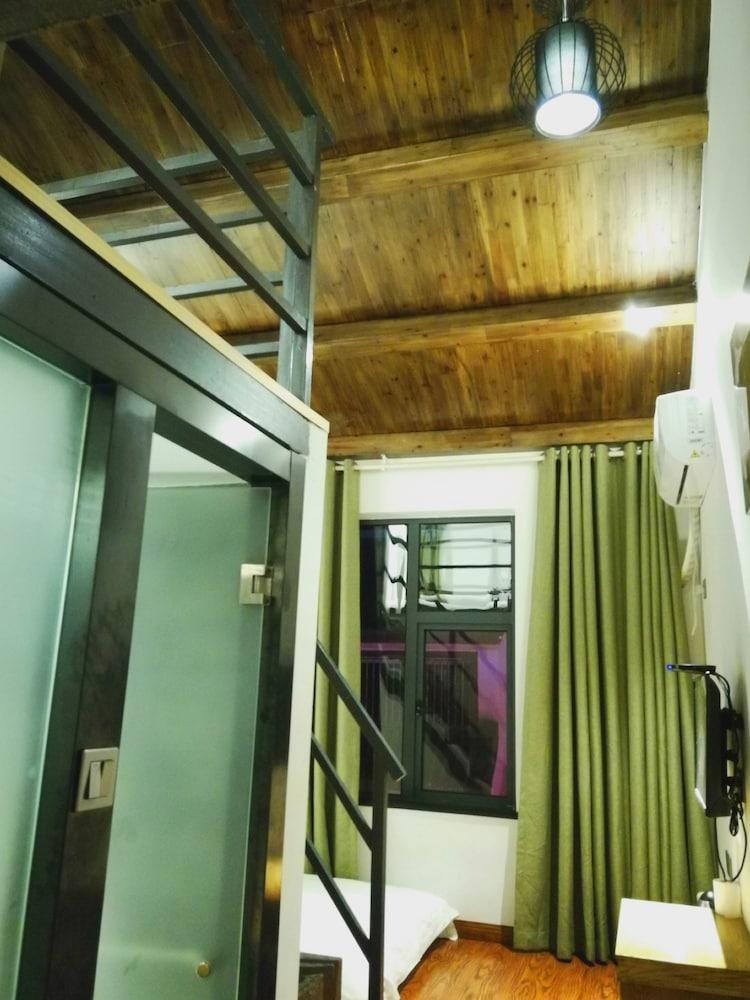 Yun Meng Qi  Inn Room