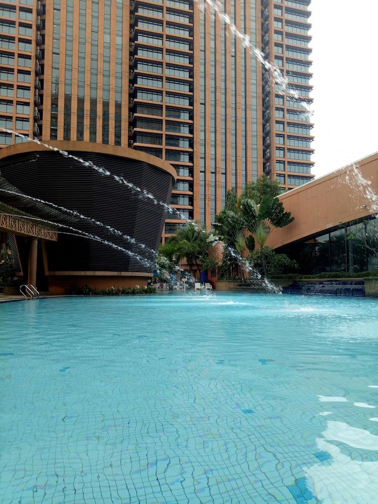 Gold Keep Service Suite At Times Square Outdoor Pool