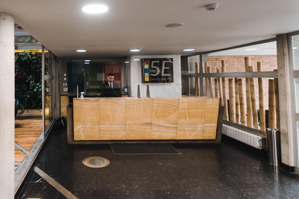 هوتل 5 إيليمينتوس كورفيريس ب ا يإ بي منطقة الاستقبال