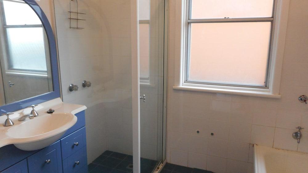 Hightide at South West Rocks Bathroom