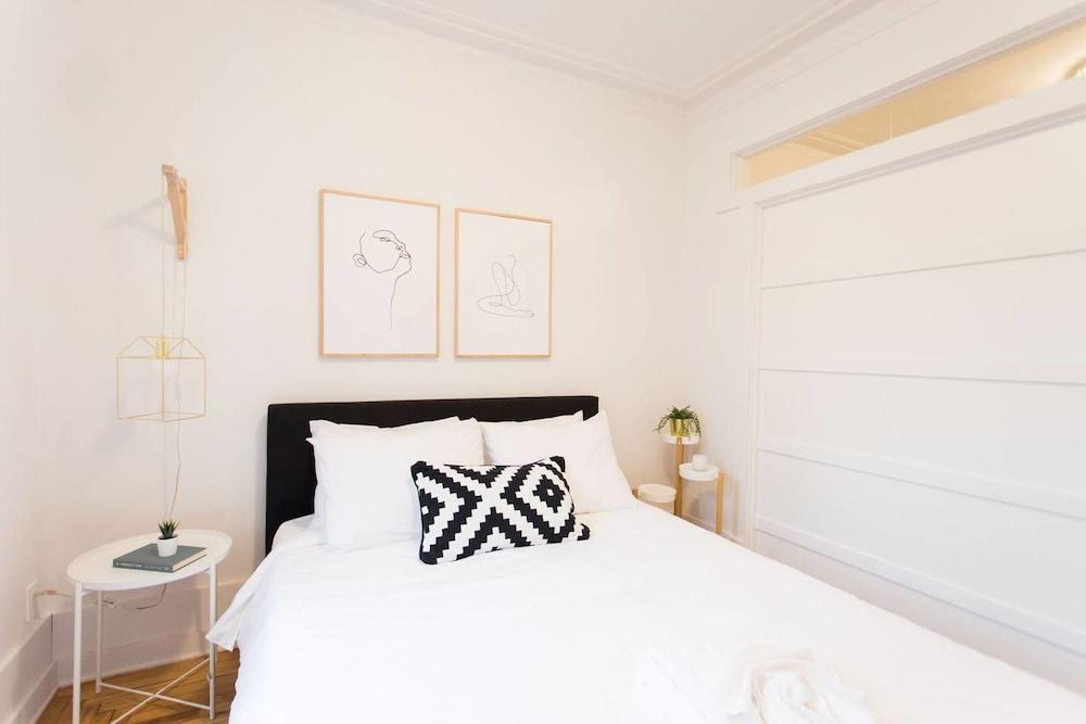 Charming Montreal 3 bdr Apartment Next to Subway Room
