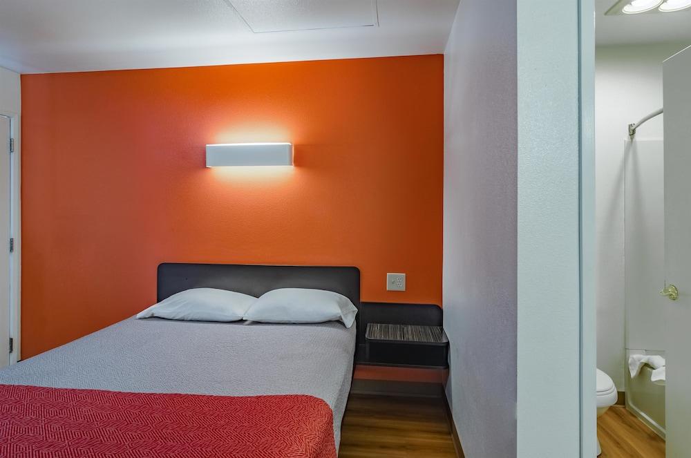 Motel 6 Gresham Guestroom