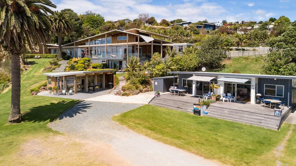Cable Bay Stays – Golden Sand and Driftwood Beachfront Accommodation