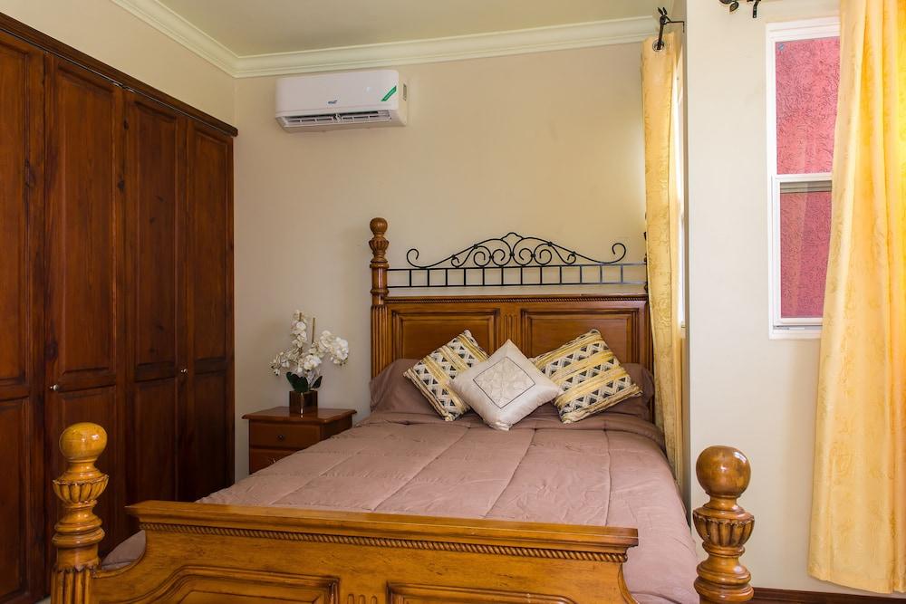 Kinsgton Modern Duplex Apartment with Pool Room
