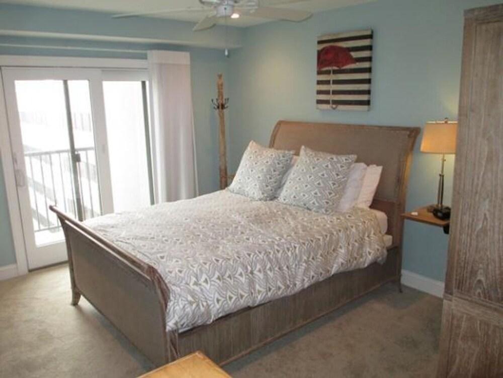 Henlopen Unit 607 by Long & Foster Room
