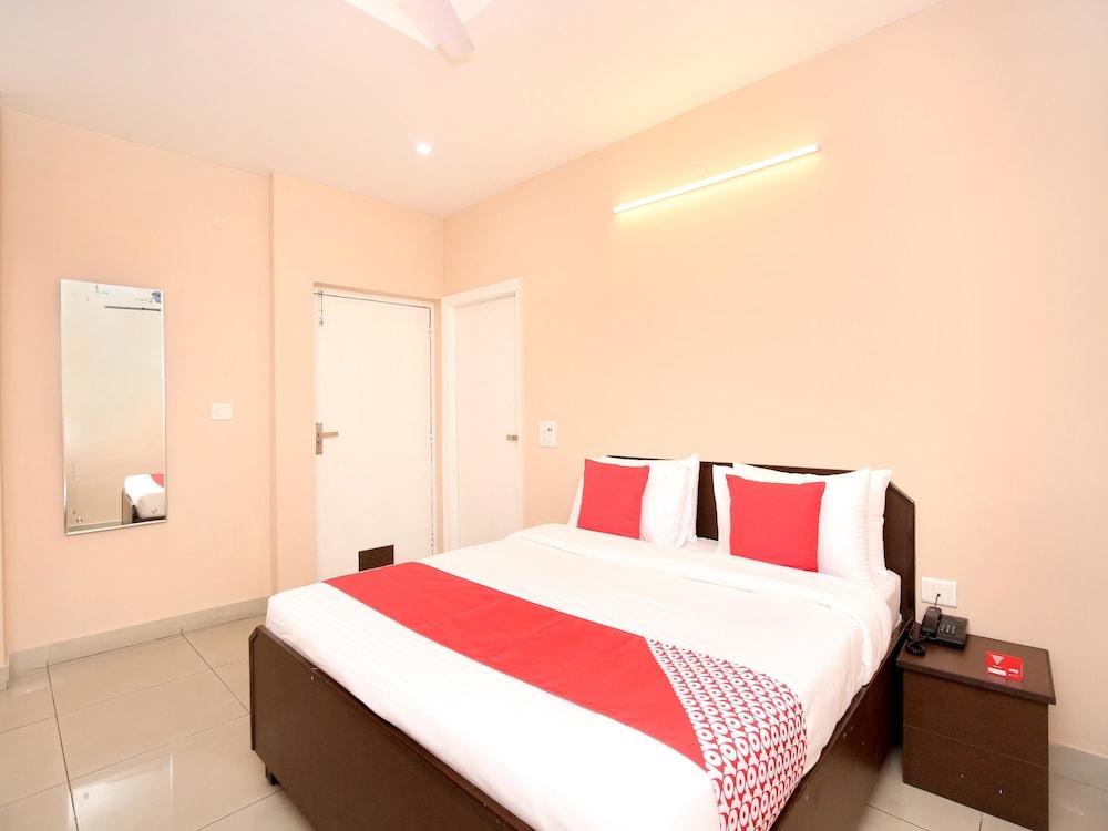 OYO 13037 Hotel Ambassador