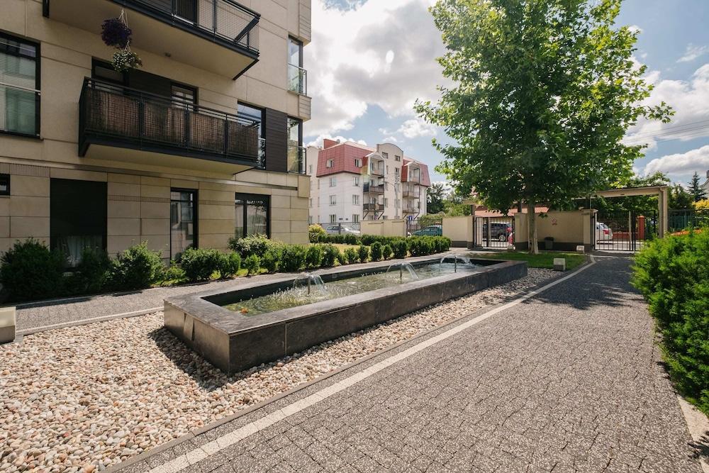 Modern Apartment Across the Ponds Exterior