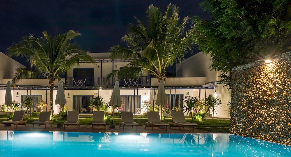 The B Resort Exterior