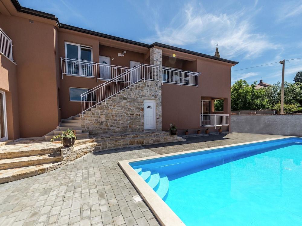 Modern Apartment Noa II in Villa Valtrazza With Pool in Center of Village Tar Exterior