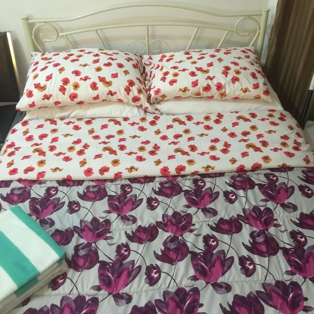 University Apartment - Campus Accommodation Room