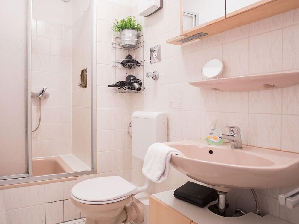 Cosy, Fully Furnished and Modern Flat at the Edge of the Forest Bathroom