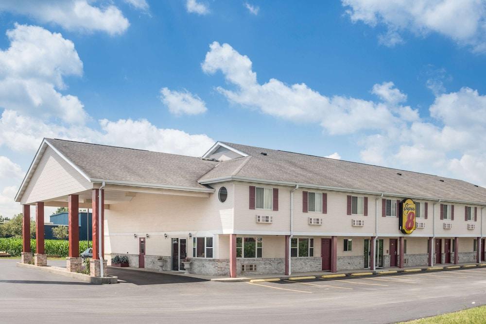 Super 8 by Wyndham Wapakoneta Featured Image