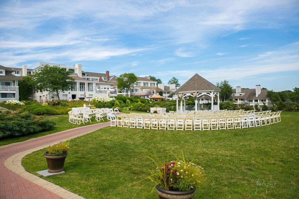 Water's Edge Resort & Spa Exterior