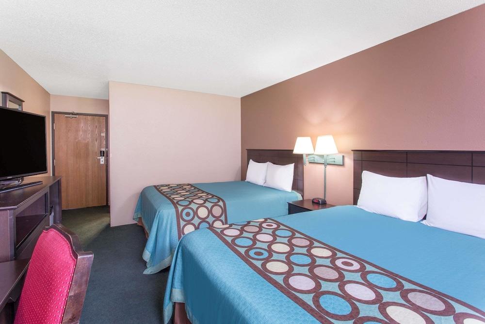 Super 8 by Wyndham Austin MN Room