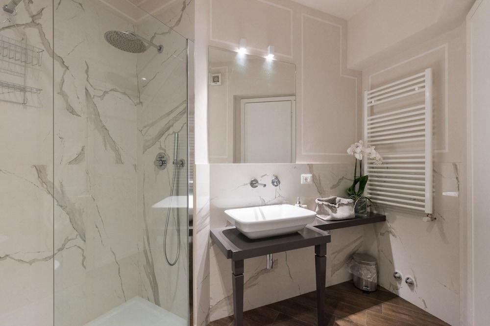 Suite & View Bathroom
