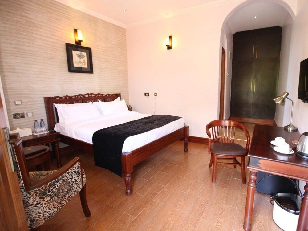 Giraffe Ark Game Lodge Room