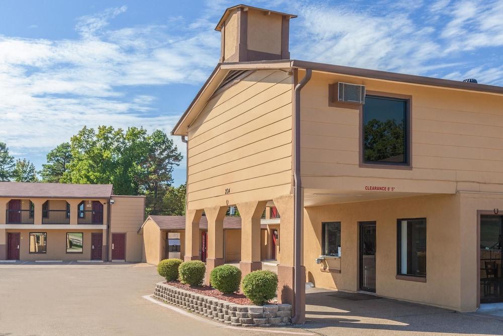 Super 8 by Wyndham Mt. Pleasant TX Exterior