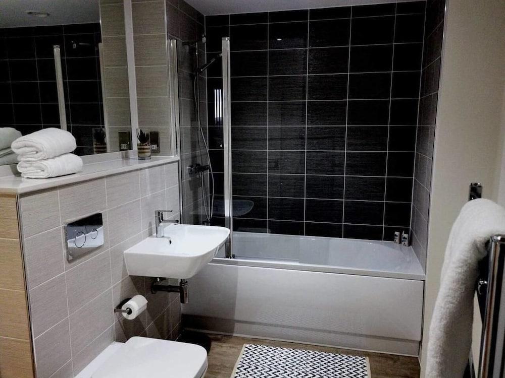 A Modern Studio With Great City Views - 17th Floor, City Views & 2 Minutes to Canal Bathroom