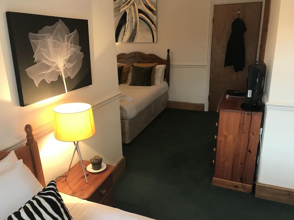 Tree Tops Guest House Room