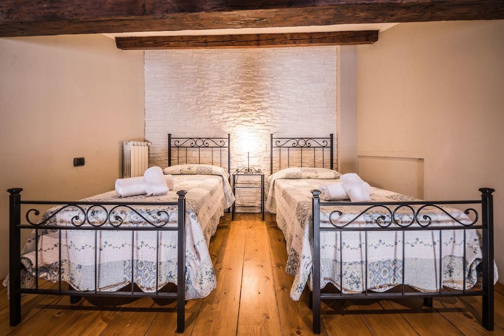 A Few Steps to The Duomo Upscale 2BD Apt Room