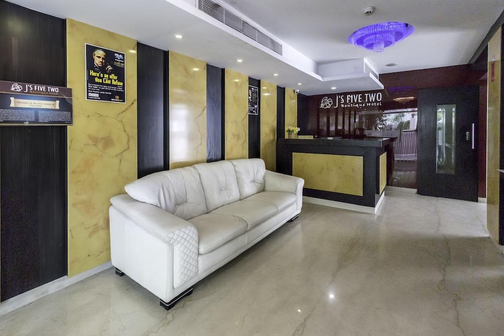 Treebo Trend J'S Five Two Boutique Lobby Sitting Area