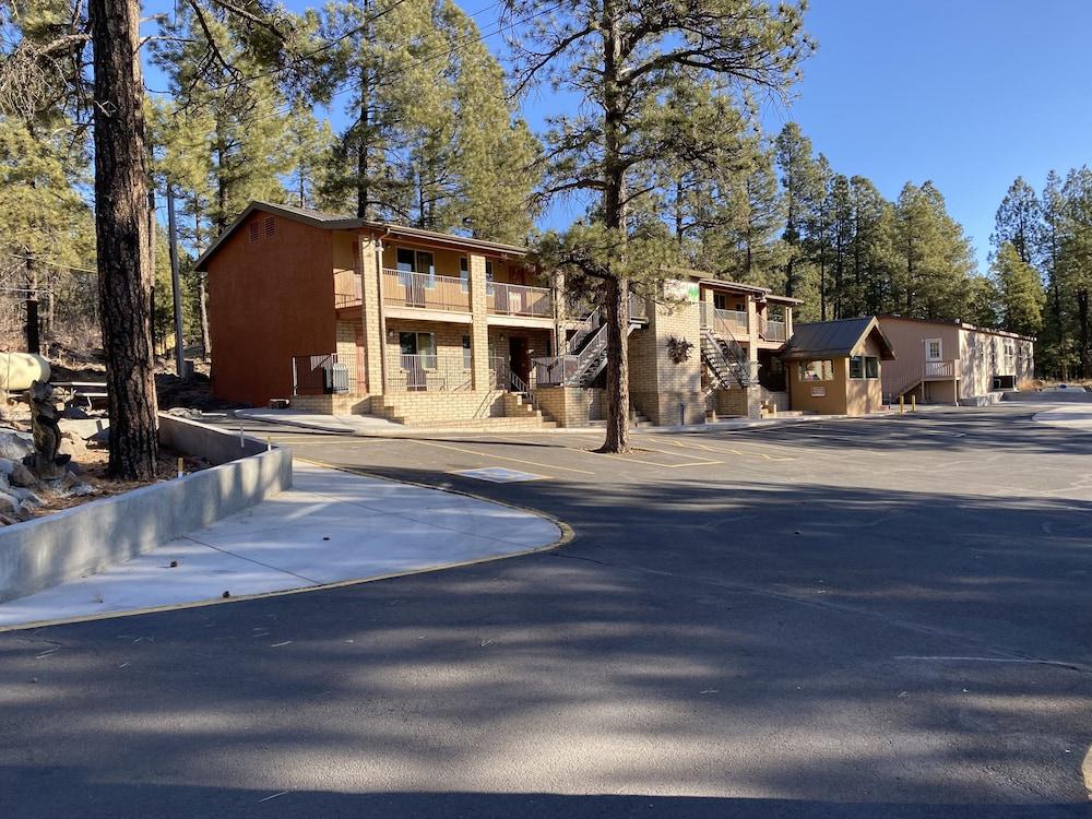 Motel In The Pines Exterior