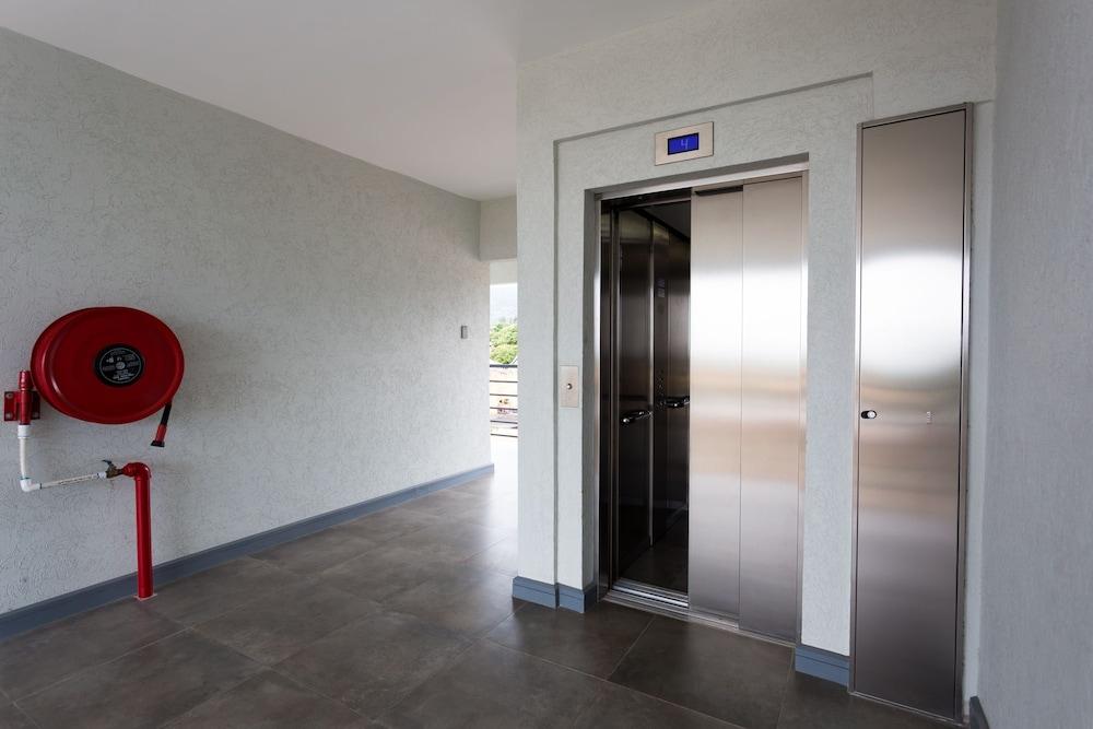 Kingston Luxury Guest Apt at Sullivan Property Grounds