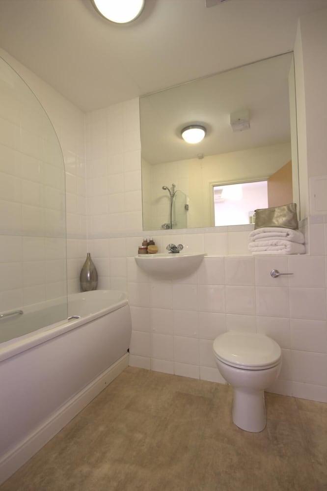 Kelvin Gate Bathroom