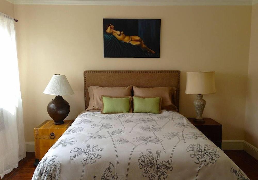 Charming 2 bdrm Dolores Heights Apt Room