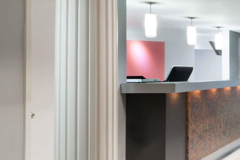Super 8 by Wyndham Mt Hope Hamilton Intl Arpt ON Lobby
