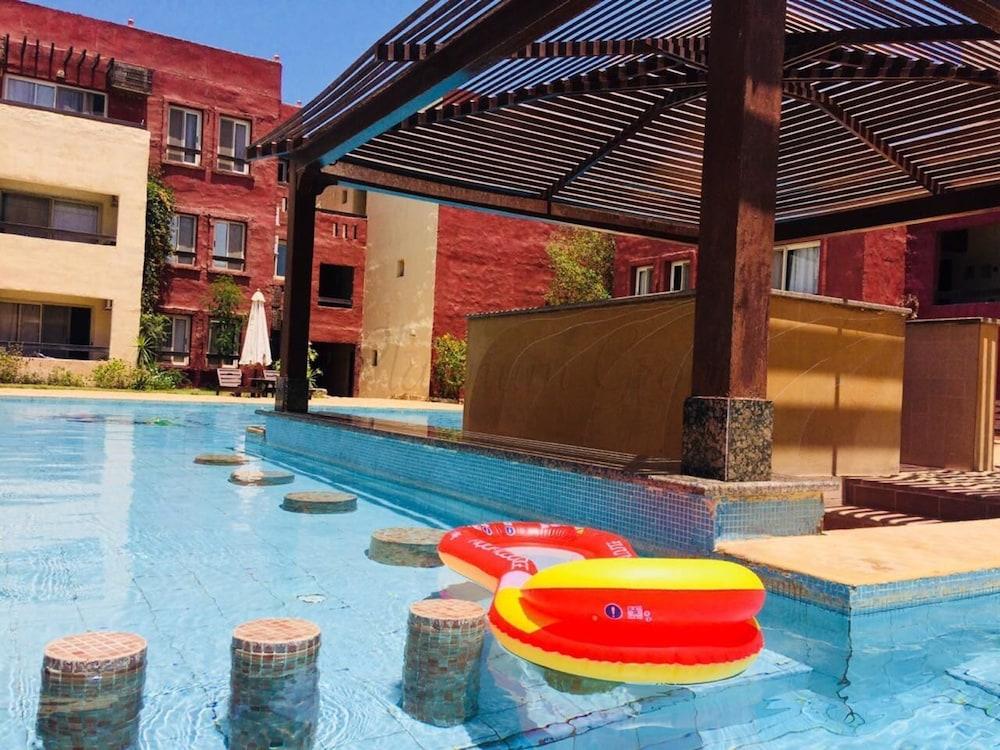 شقة جديد بالغردقة من غرفتي نوم في كومباوند كاماريا زحليقة مائية