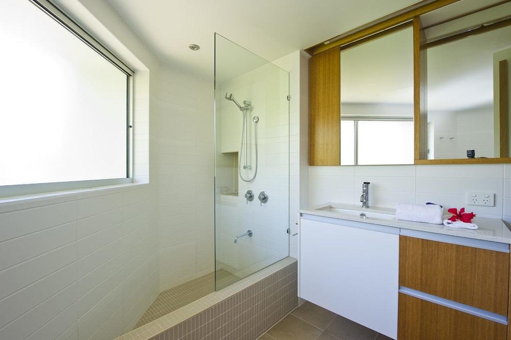 Maggies Beachfront Apt. 13 Bathroom