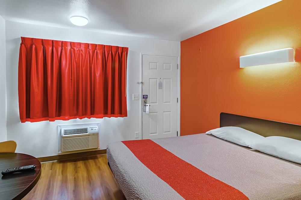 Motel 6 Gresham Guestroom