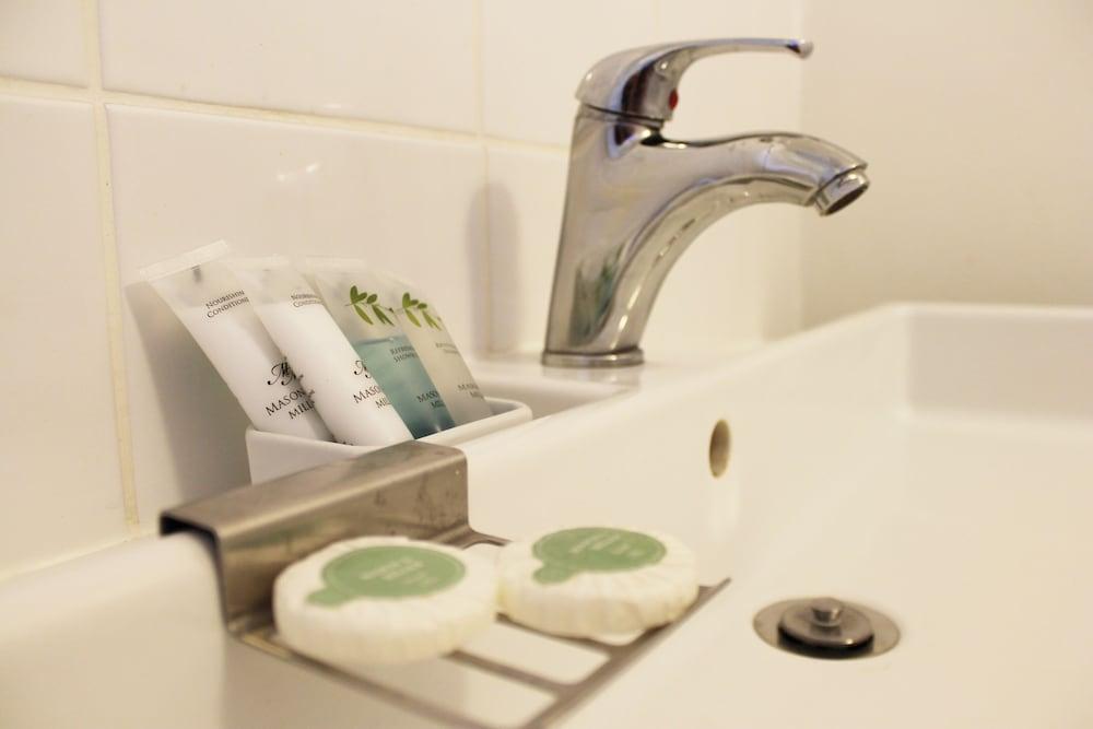 Jolly Sailor- Fish on the Quay Bathroom