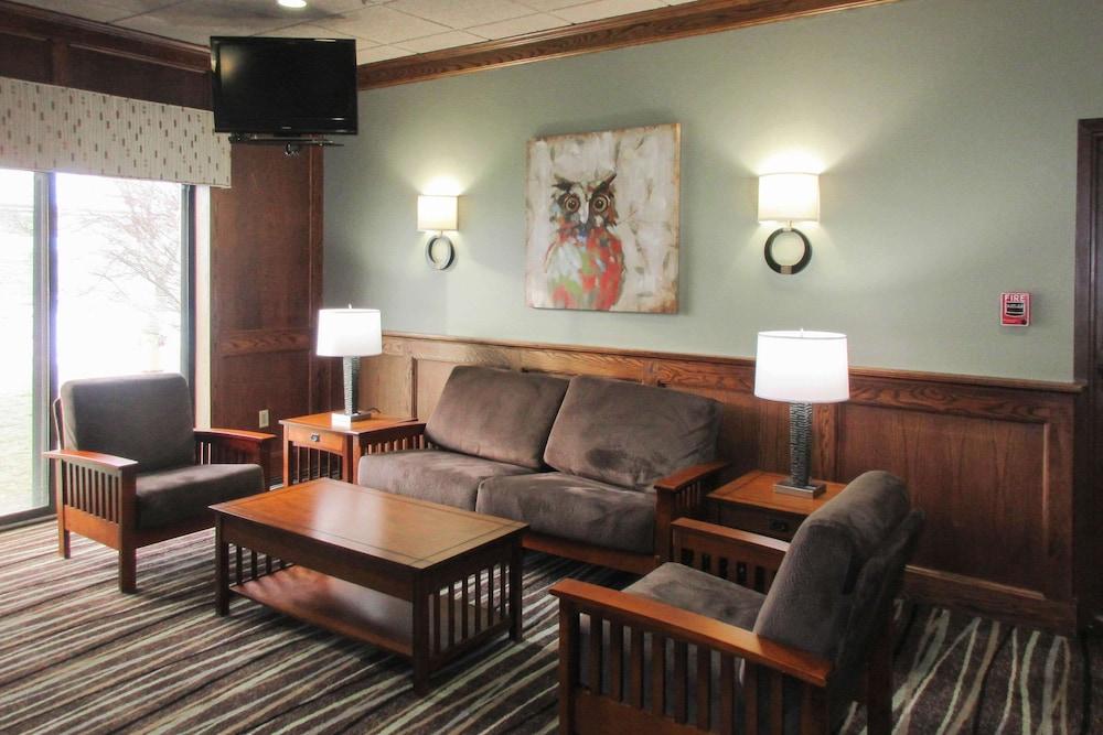 Clarion Inn & Suites - University Area Lobby