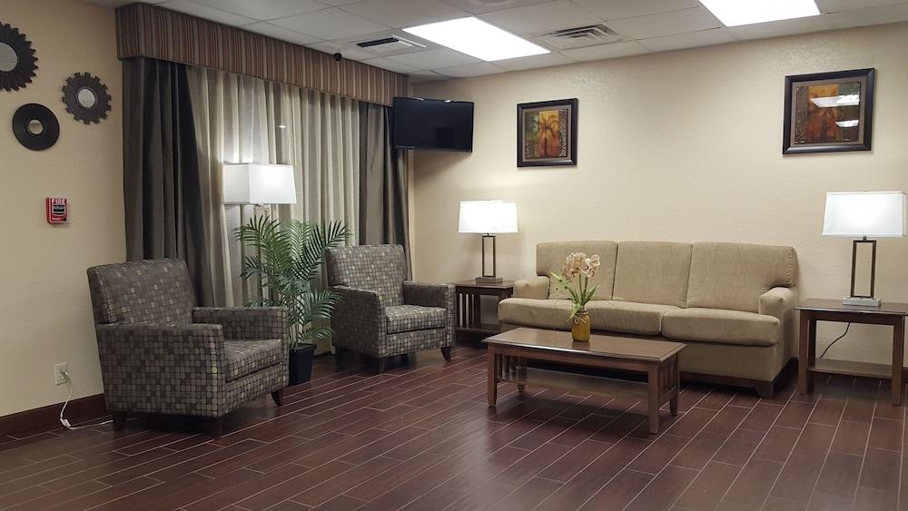 Quality Inn Shawnee Lobby Sitting Area