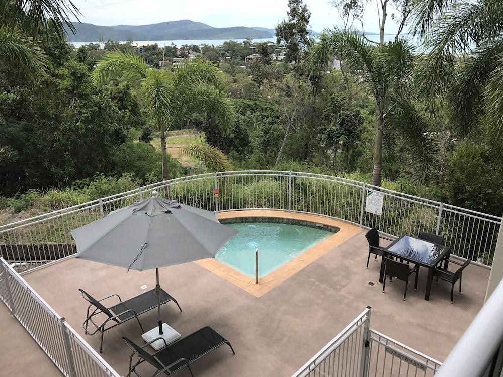 Whitsunday Reflections Apartments Outdoor Spa Tub