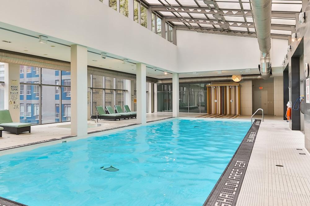 elegant condo with panoramic views Indoor Pool