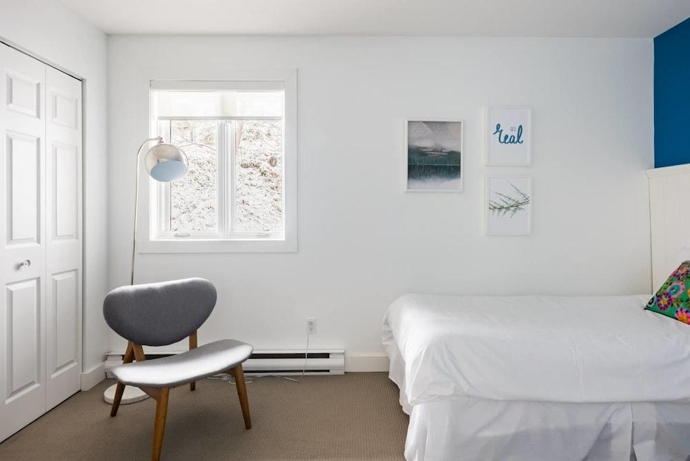 كوموديوس كوندمينيوم إن ترانكيل ليك سايد سيتينج